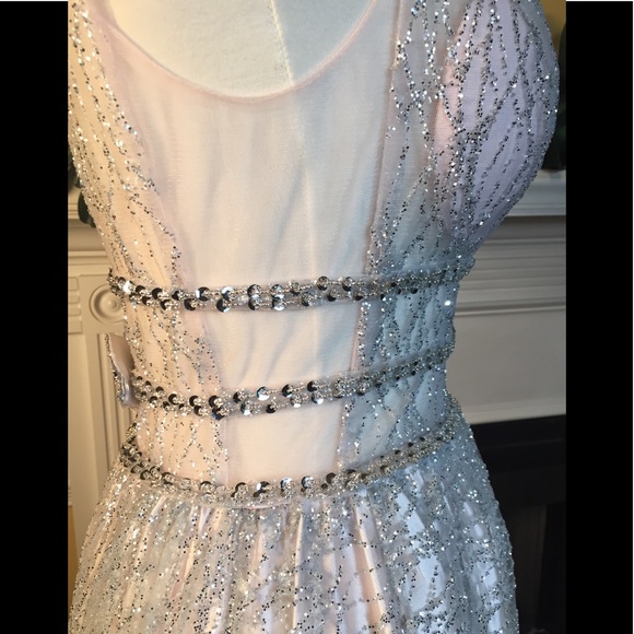 STUNNING SILVER/TULLE-PROM/ FORMAL DRESS - Picture 7 of 8